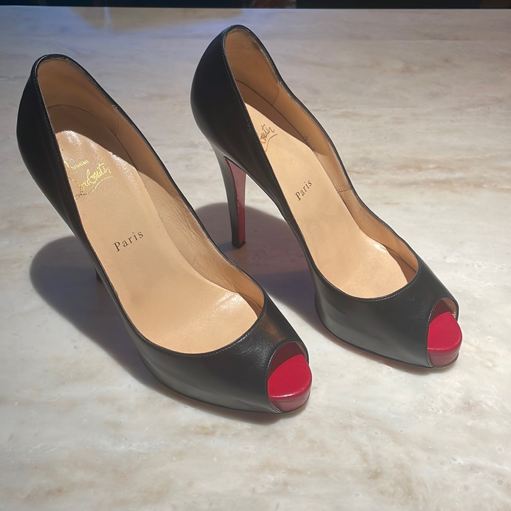 Christian Louboutin Prive peep toe pumps. Black leather. Size 40.